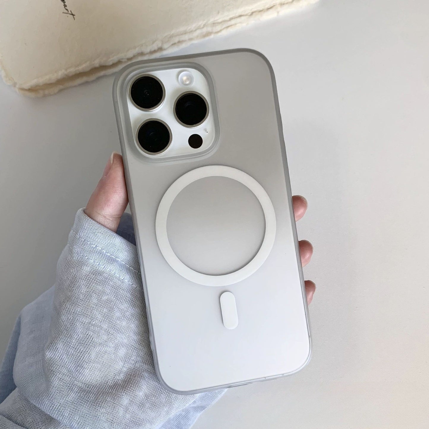 Gradient Frosted Ice Mist Magnetic Suction Phone Case Ultra-thin PC Drop-resistant Sheath